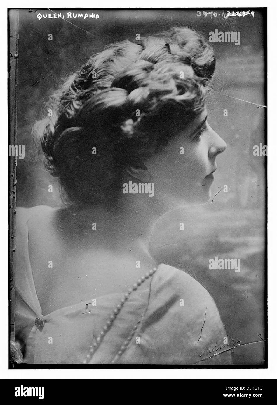 Dieses Porträt zeigt Königin Marie von Rumänien, geborene Prinzessin Marie von Edinburgh, eine Enkelin von Königin Victoria. Das Bild fängt ihr Profil ein, das mit Perlen und einem Zopf verziert ist und ihre königliche Abstammung und ihren Status widerspiegelt. Stockfoto