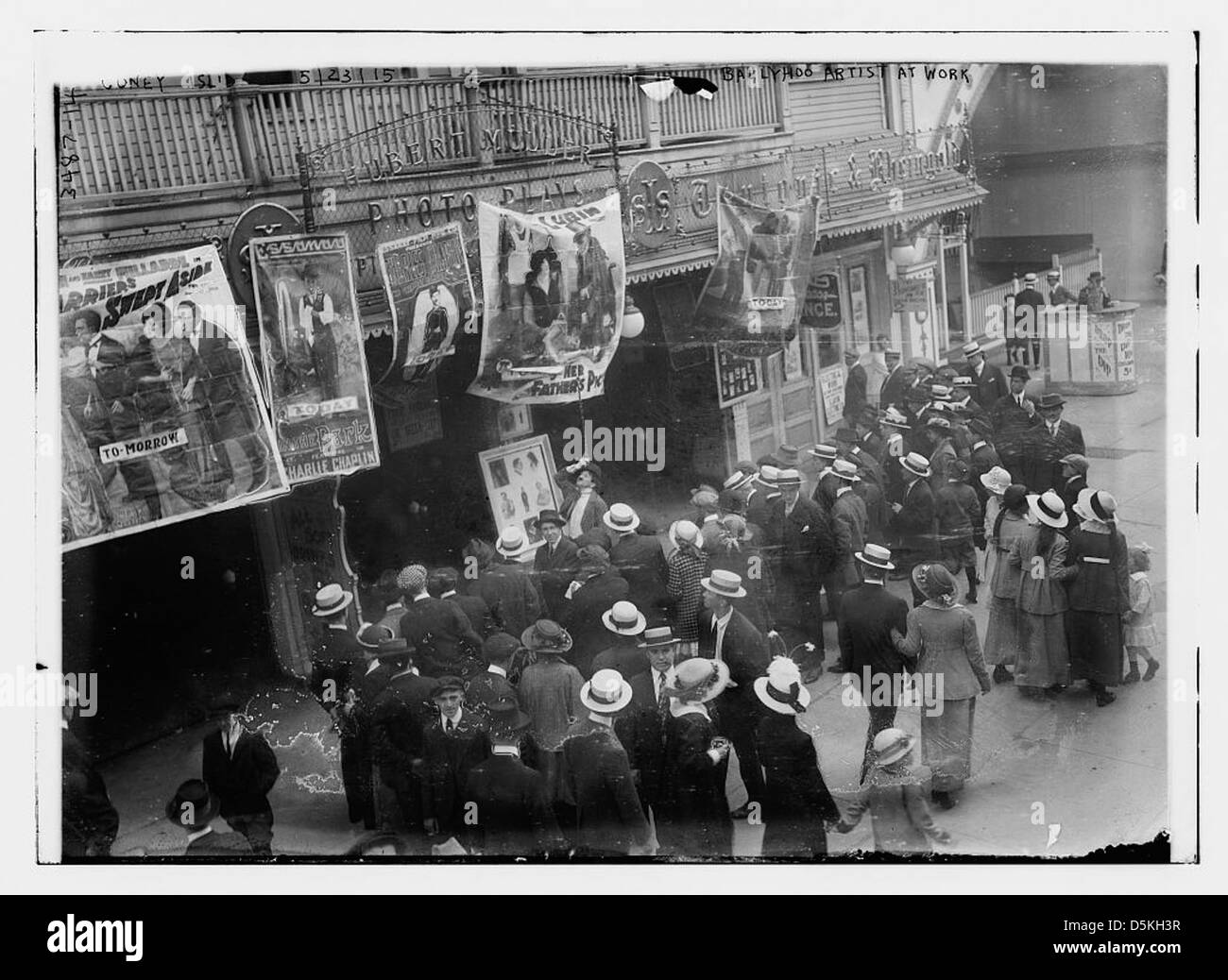 Ein Künstler wird 1915 in Coney Island, New York, gezeigt und schuf ein Ballyhoo-Schild für den Vergnügungspark. Das Bild fängt die lebendige Atmosphäre von Coney Island während seiner Blütezeit ein. Stockfoto