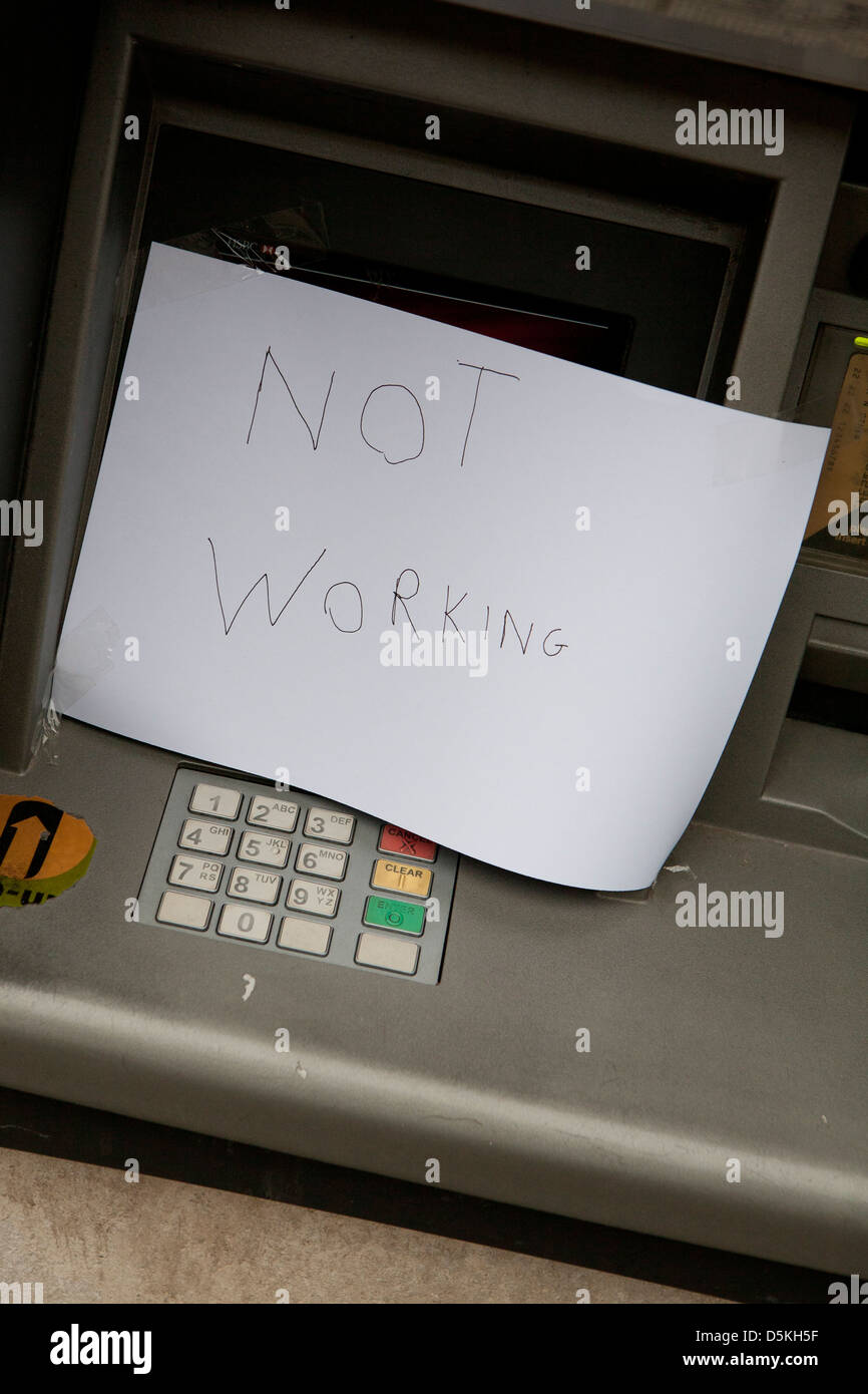 ATM Geldautomat Out Of Order mit "Funktioniert nicht" handschriftliche Zeichen drauf. Stockfoto