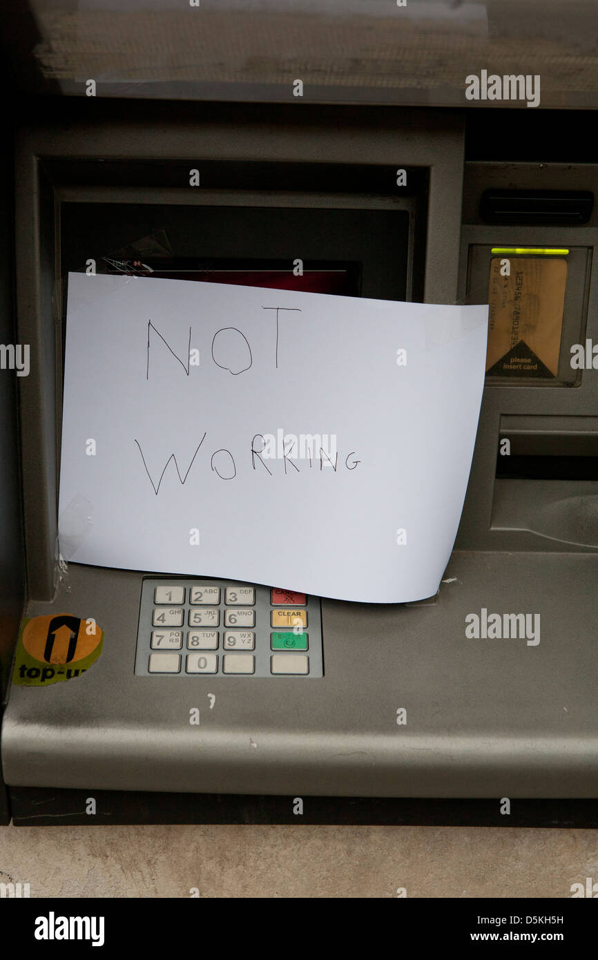 ATM Geldautomat Out Of Order mit "Funktioniert nicht" handschriftliche Zeichen drauf. Stockfoto