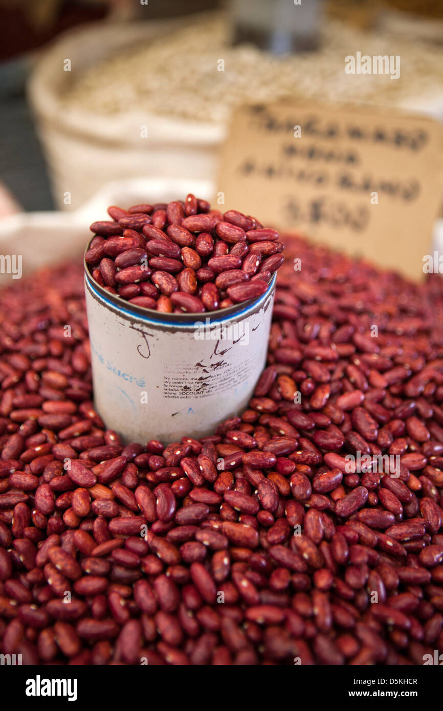 Madagaskar, Nosy Be, Hell-Ville, Central Market, rote Kidney-Bohnen zum Verkauf Stockfoto