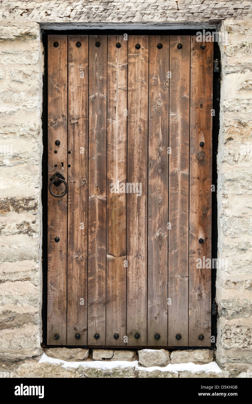 Alte Holztür in alten Stein Schlossmauer. Tallinn, Estland Stockfoto