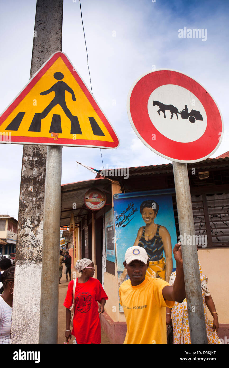 Madagaskar, Nosy Be, Hell-Ville, Boulevard de L'independence, Kreuzung und Zebu Cart Warnzeichen: Straße Stockfoto