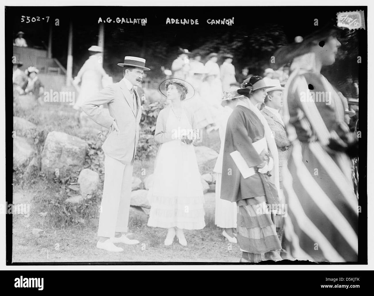 Dieses Bild zeigt A.G. Gallatin und Adelaide Cannon im Tuxedo Club in Tuxedo Park, New York. Das Paar trägt formelle Kleidung, die im Freien festgehalten wird. Stockfoto