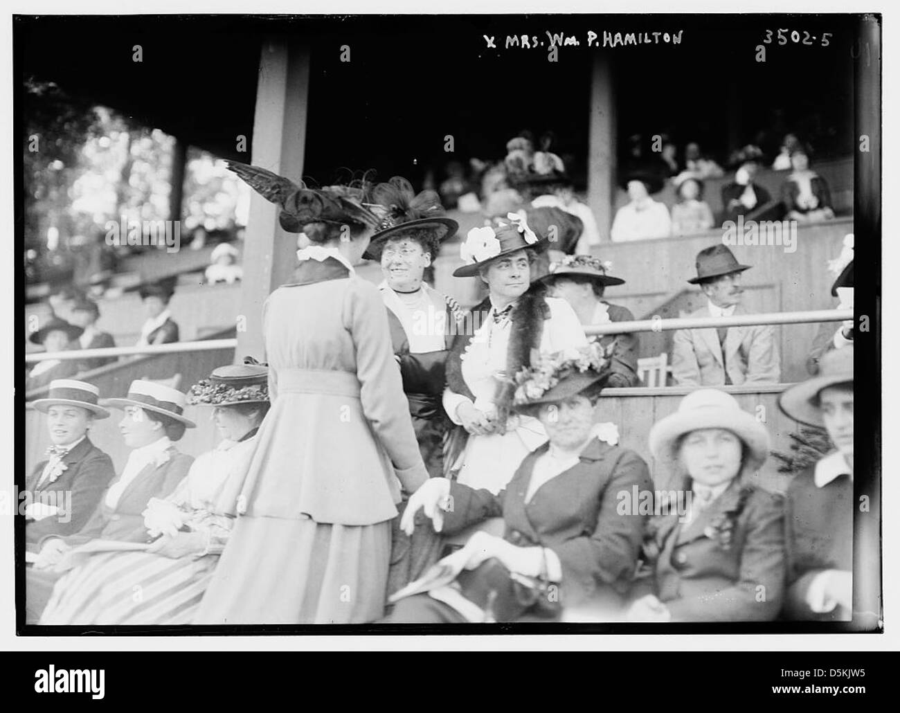 Frau Wm. P. Hamilton wird im Morgan Pierpont Tuxedo Club in Tuxedo Park, New York, gezeigt. Dieses Bild fängt die soziale Elite der damaligen Zeit ein, ein prominenter Ort für die High Society in New York. Stockfoto