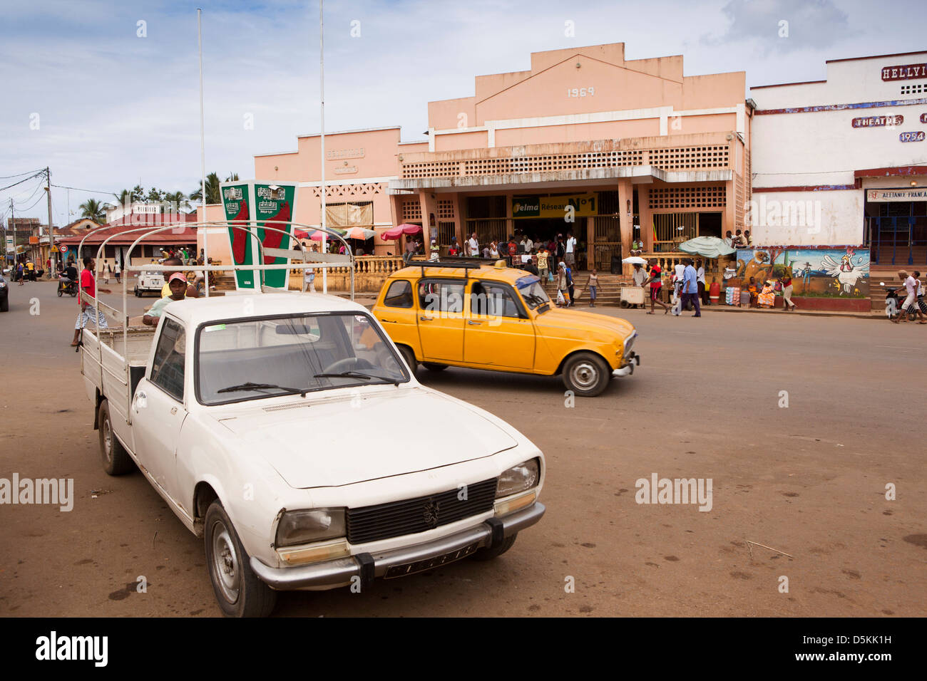 Madagaskar, Nosy Be, Hell-Ville, Straßenverkehr im Zentralmarkt Stockfoto