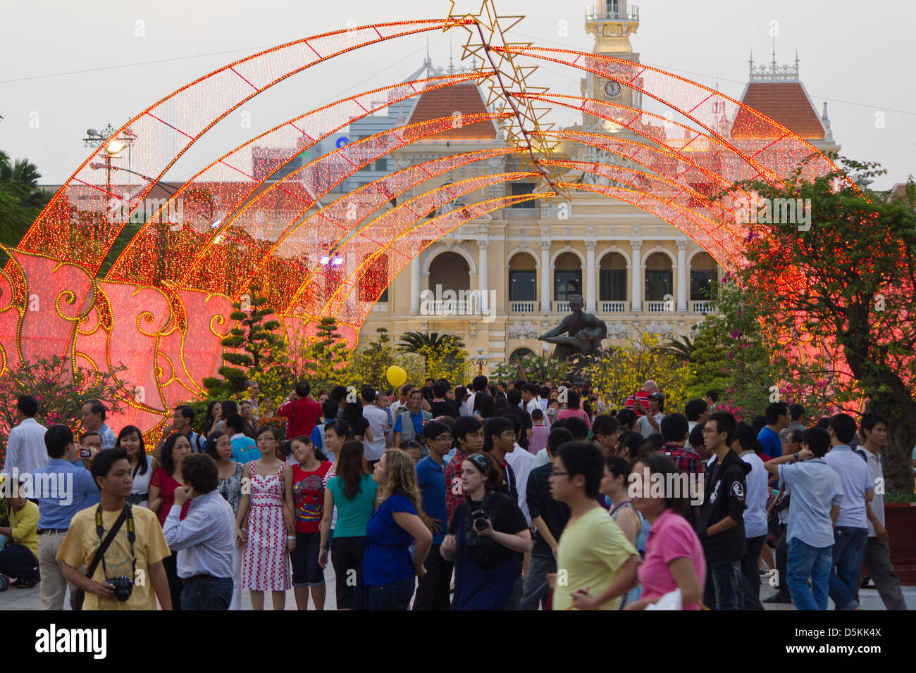 Es gibt Paraden Drache tanzt und Straße Dekorationen im Anmeldeformular des lunar New Year in Ho-Chi-Minh-Stadt. Stockfoto