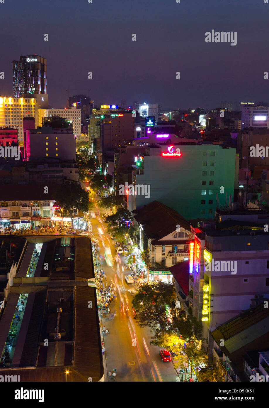 Ho-Chi-Minh-Stadt ist die Hauptstadt von Vietnam am Ufer des Saigon-Flusses. Stockfoto
