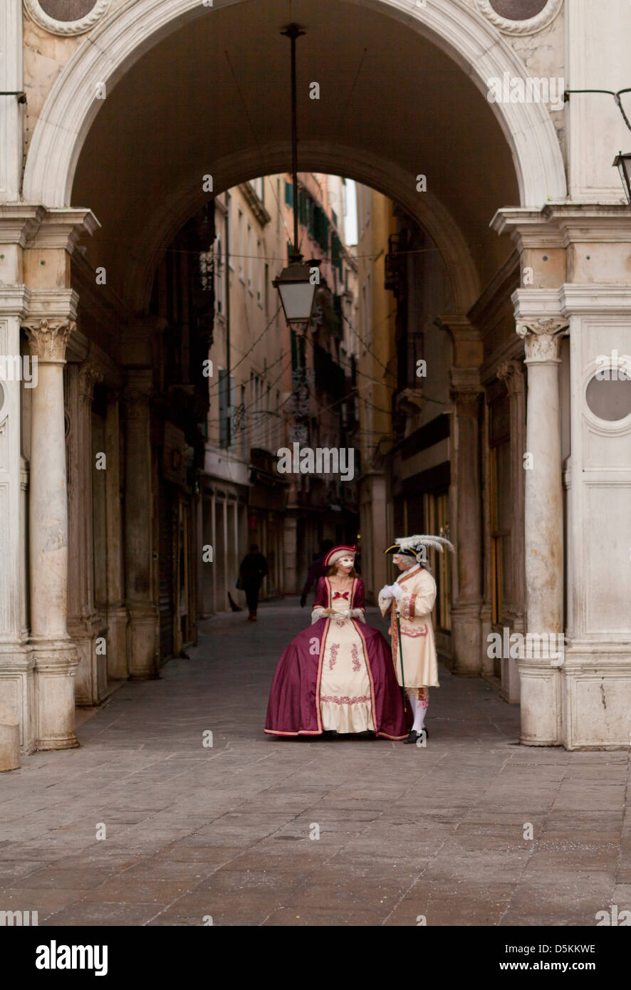 Der Karneval von Venedig ist ein jährliches Festival und Nachtschwärmer tragen traditionelle Masken und Kostüme. Stockfoto