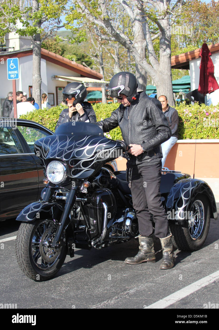 Aging Französisch Rocker, die Johnny Hallyday entscheidet sich für ein 3-Rad-Harley Davidson Motorrad, als er seine Frau für einen Sonntag Nachmittag nimmt Stockfoto