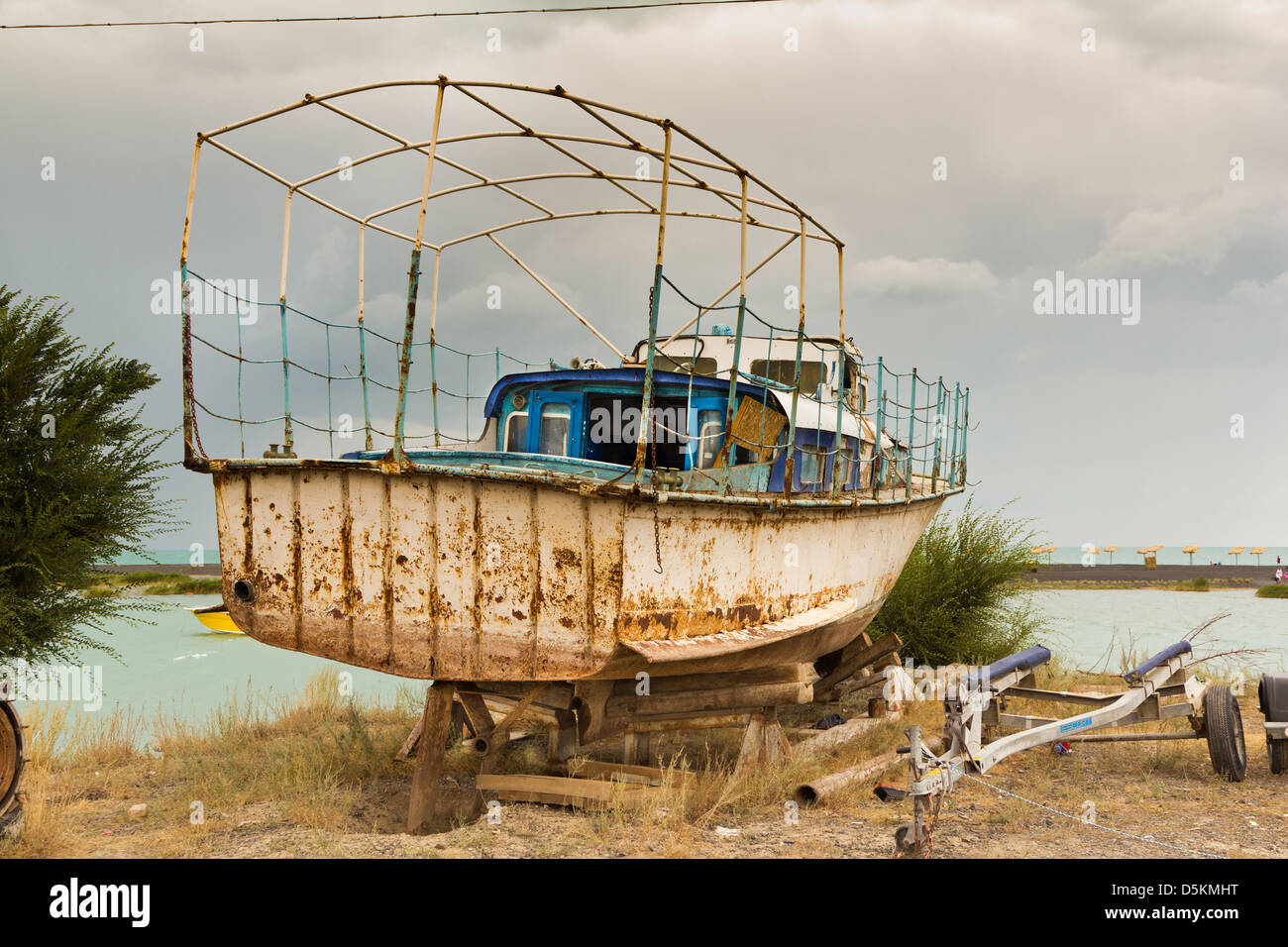 Rostende Boote in der Wüste in Zentralasien, wie Alakol Stockfoto