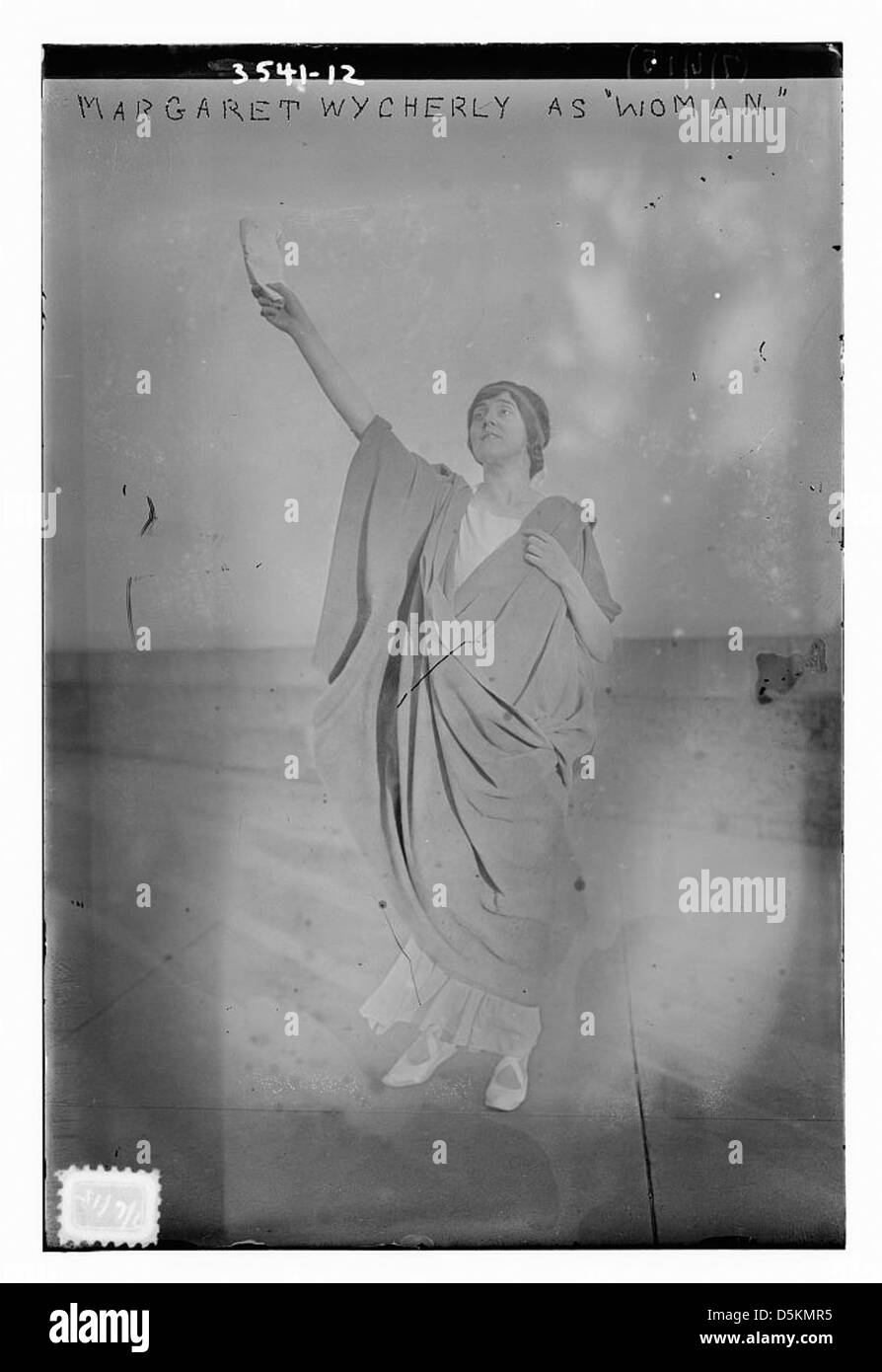 Ein Foto der Schauspielerin Margaret Wycherly, die während einer Demonstration 1915 in New York „Woman“ darstellt, mit der Freiheitsstatue im Hintergrund. Das Bild hebt die Suffragismusbewegung hervor. Stockfoto