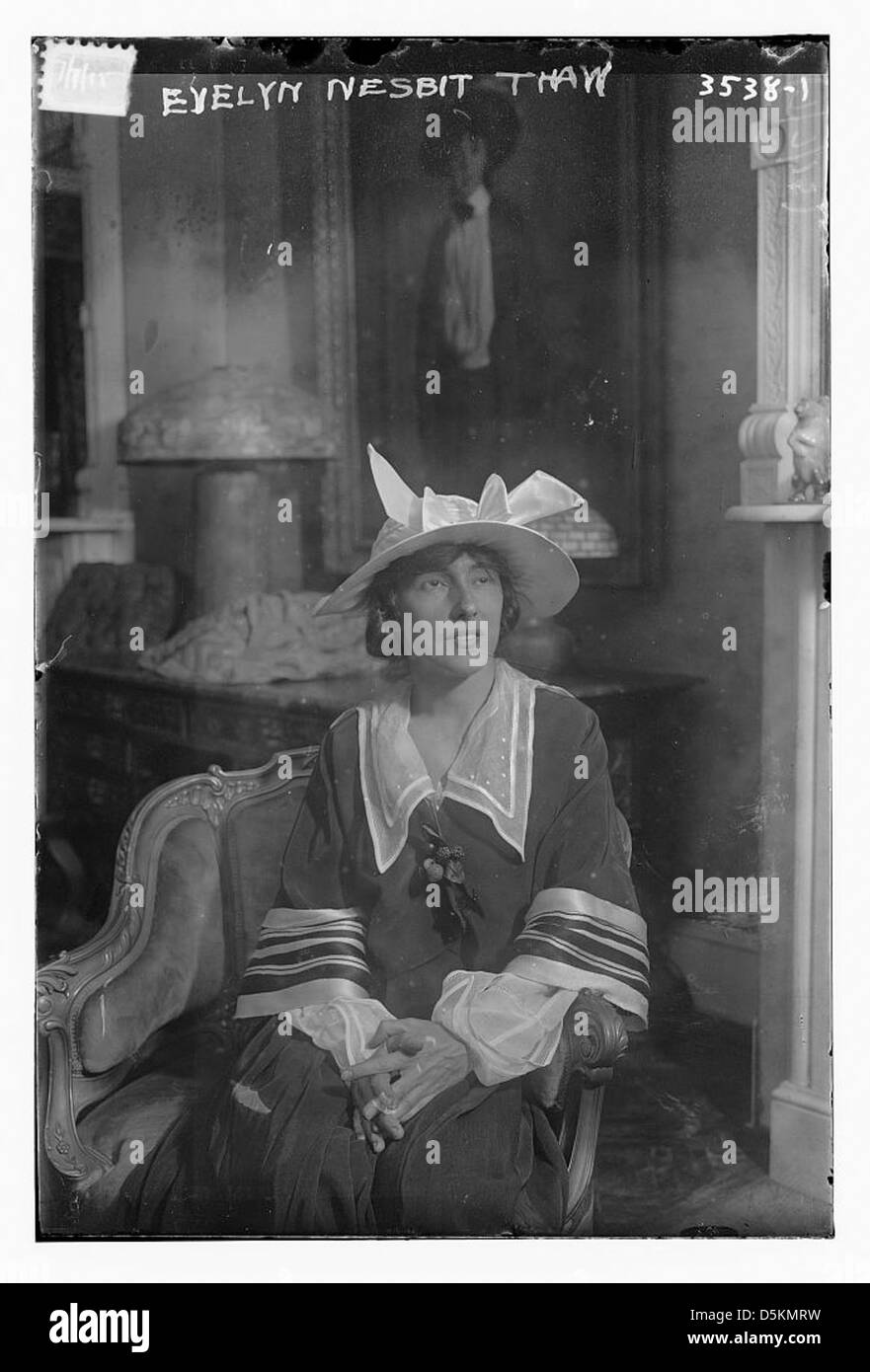 Dieses Porträt zeigt Evelyn Nesbit Tau, eine amerikanische Model und Schauspielerin, in eleganter Sitzposition, trägt ein Kleid und einen Hut, was ihren Status als Prominente aus dem frühen 20. Jahrhundert symbolisiert. Stockfoto
