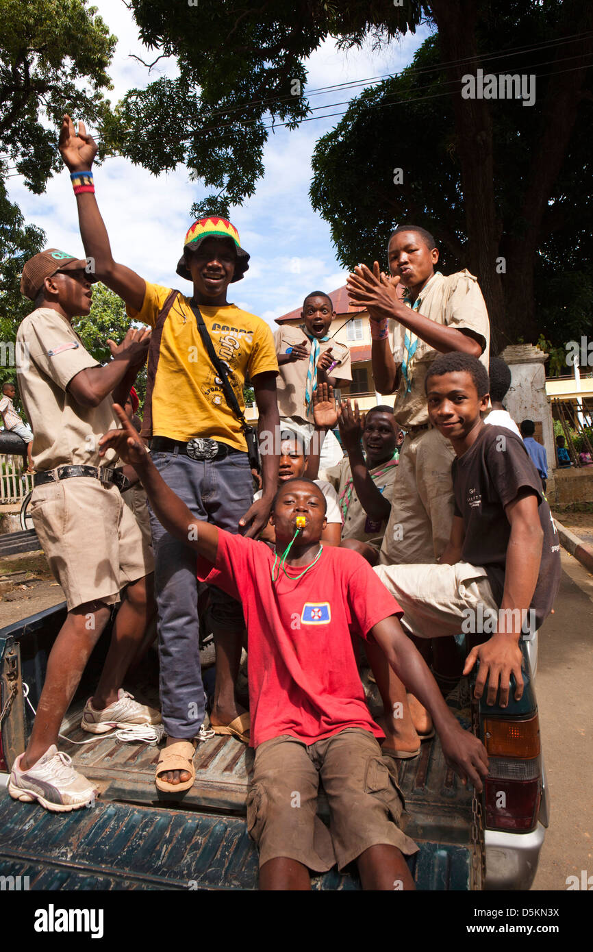 Madagaskar, Nosy Be, Hell-Ville, Rue Passot, Gruppe von begeisterten jungen Pfadfinder in LKW Stockfoto