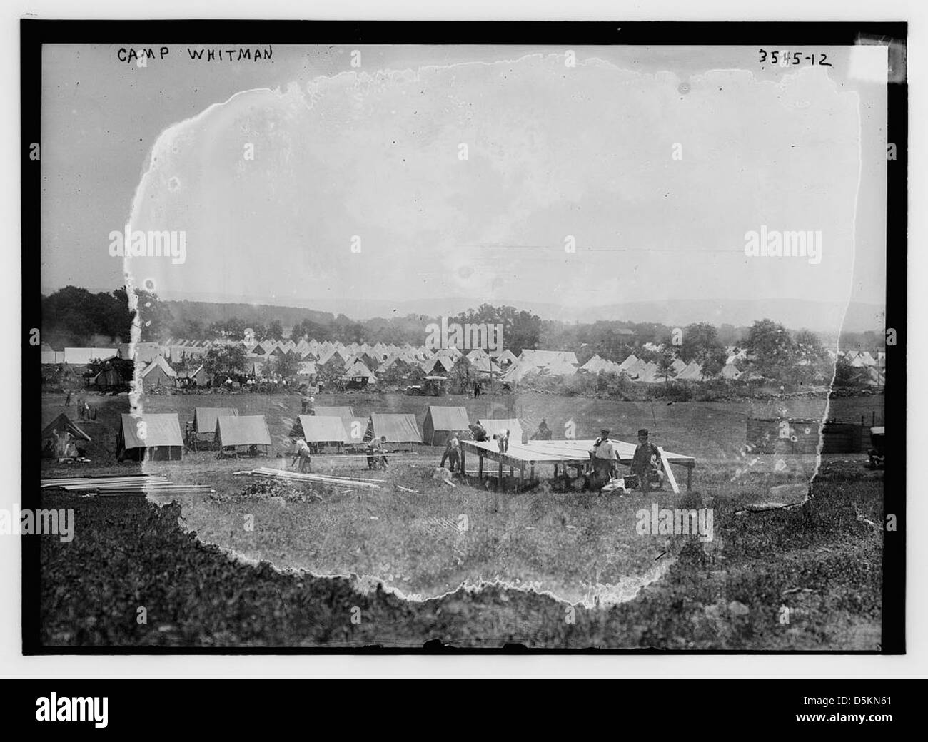 Dieses Foto zeigt Camp Whitman, eine militärische Einrichtung, die von der Nationalgarde der New York Army genutzt wurde und die militärische Umgebung des frühen 20. Jahrhunderts erfasst. Stockfoto Dieses Foto zeigt Camp Whitman, eine militärische Einrichtung, die von der Nationalgarde der New York Army genutzt wurde und die militärische Umgebung des frühen 20. Jahrhunderts erfasst. Stockfoto
