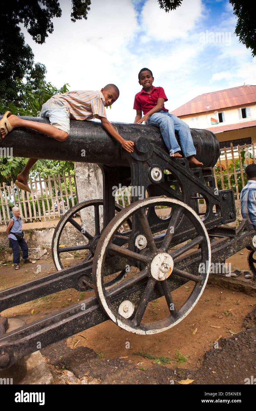 Madagaskar, Nosy Be, Hell-Ville, Rue Passot, Jungs spielen auf Kolonialzeit Kanone Stockfoto