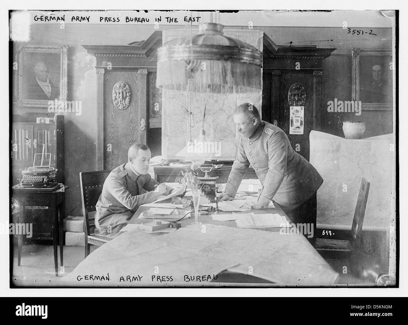Ein Foto des Pressebüros der Deutschen Armee, das Soldaten und Militärangehörige der Ostfront während des Ersten Weltkriegs zeigt. Das Bild spiegelt Militäroperationen und mediale Bemühungen zur Dokumentation des Krieges wider. Stockfoto