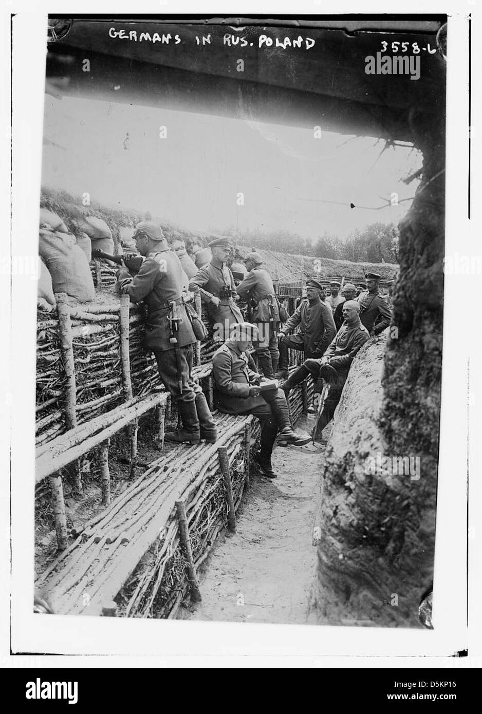 Dieses Bild zeigt deutsche Soldaten im russisch besetzten Polen während des Ersten Weltkriegs. Das Foto zeigt die militärische Präsenz und den Grabenkrieg, die in der Region zu dieser Zeit vorherrschten. Stockfoto