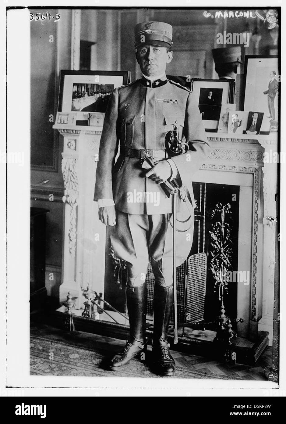 Dieses Bild zeigt Guglielmo Marconi, den Erfinder des drahtlosen Telegrafen, in einem Porträt. Marconis Beiträge zur Kommunikationstechnologie werden in diesem historischen Foto hervorgehoben. Stockfoto