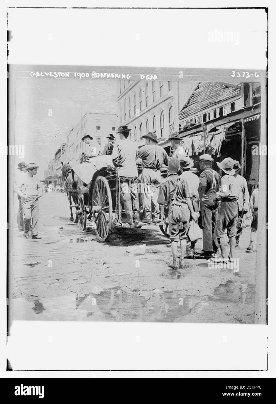 Eine tragische Szene während des Galveston-Hurrikans 1900, in der Leichen gesammelt wurden. Stockfoto