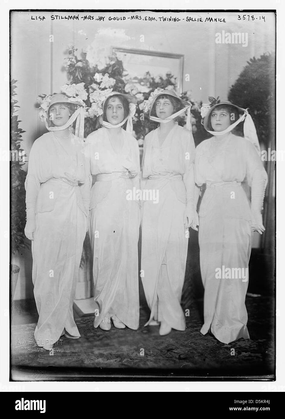Dieses Foto zeigt die Hochzeit von Miss Harriet Ferry und Mr. William de Forrest Manice, die von prominenten Gästen wie Lisa Stillman, Mrs. Jay Gould und anderen besucht wurden. Stockfoto