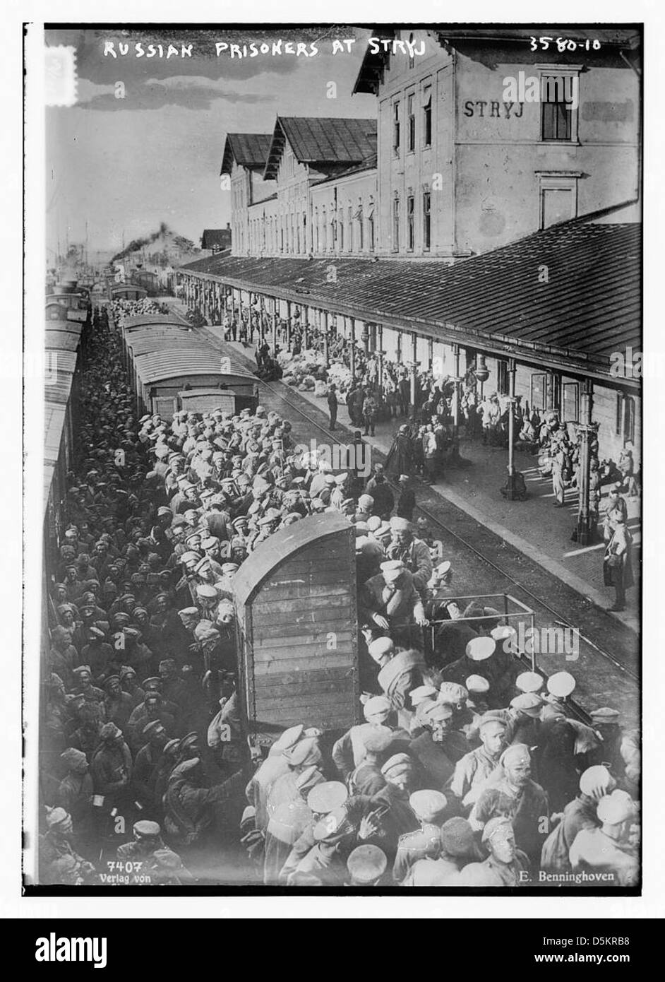 Dieses Foto zeigt eine Gruppe russischer Gefangener in Stryj, wahrscheinlich während des Ersten Weltkriegs. Das Bild zeigt sie in Gefangenschaft, mit vielen unverwechselbaren Hüten, die die düstere Stimmung der Zeit einfangen. Stockfoto