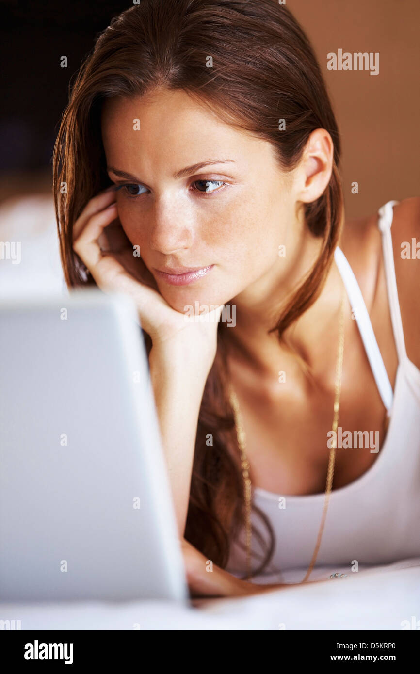 Frau mit laptop Stockfoto