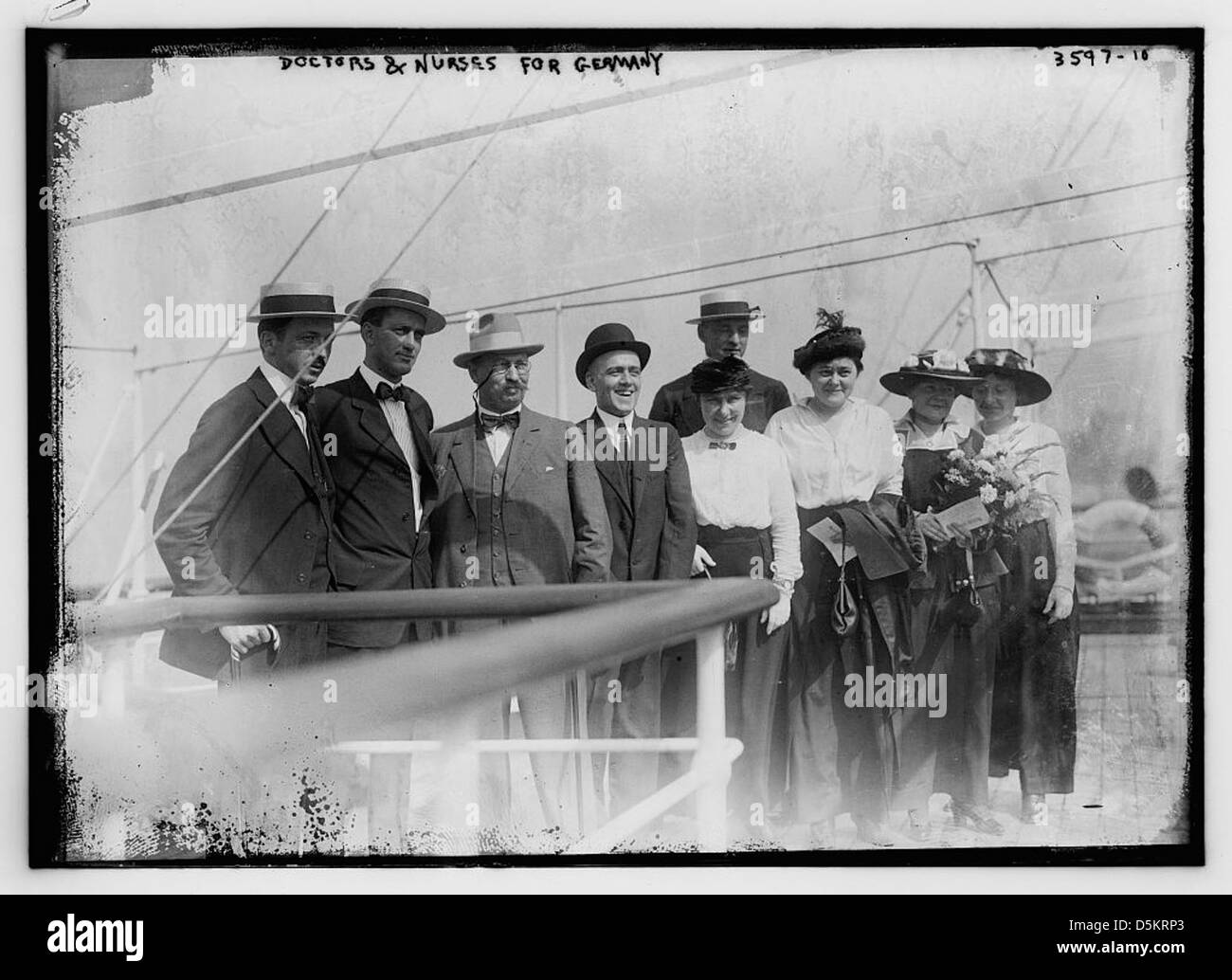 Dieses Foto aus der Library of Congress zeigt deutsche Ärzte und Krankenschwestern während des Ersten Weltkriegs und reflektiert ihre Rolle bei der medizinischen Versorgung an vorderster Front. Stockfoto