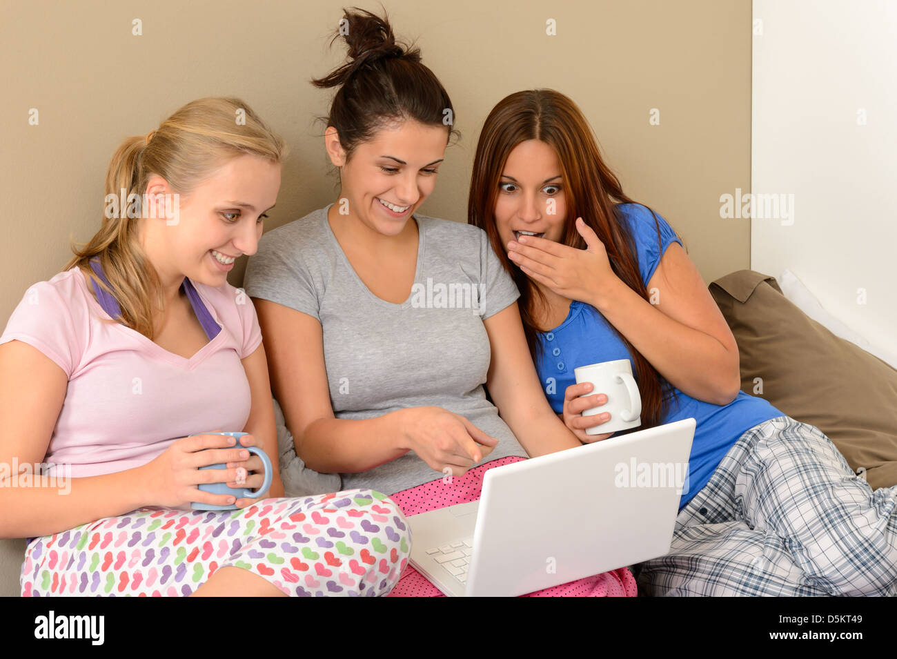 Drei junge Mädchen Film auf Laptop im Bett Stockfoto