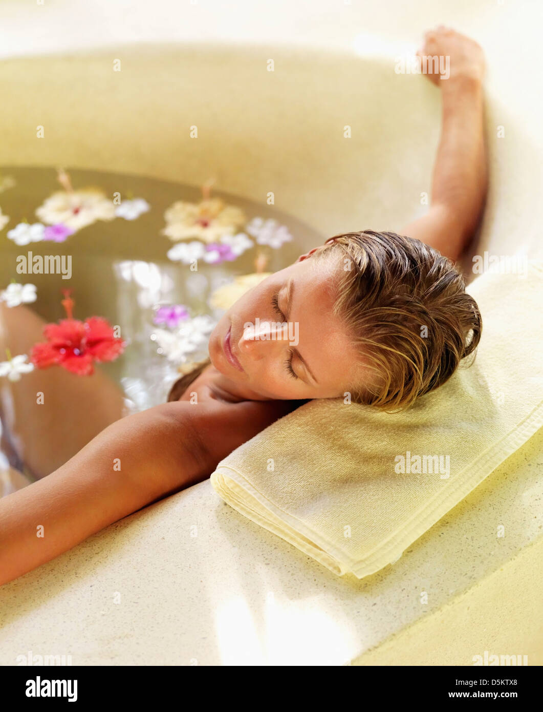 Frau in der Badewanne entspannen Stockfoto