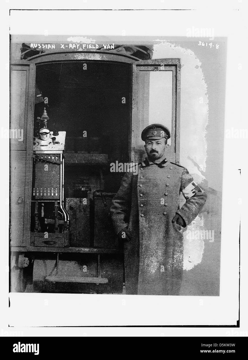 Ein historisches Foto eines russischen Röntgenfeldwagens, das frühe medizinische Technologie zeigt, die während militärischer Operationen im Feld eingesetzt wurde, aufgenommen von der Library of Congress. Stockfoto