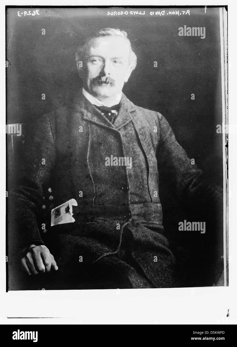Ein Porträt von David Lloyd George, dem britischen Premierminister während des Ersten Weltkriegs. Das Bild fängt ihn in einer formalen Pose ein und zeigt seine Rolle in der britischen Politik während des frühen 20. Jahrhunderts. Stockfoto