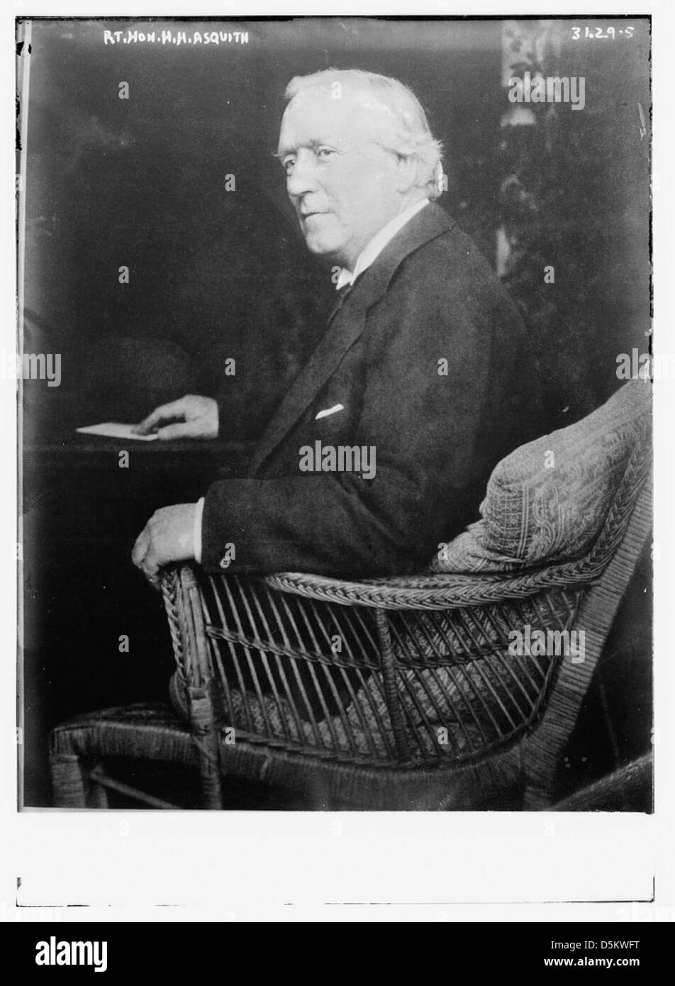Ein Porträt des rechten Ehrenhaften H. H. Asquith, der als Premierminister des Vereinigten Königreichs diente. Das Bild fängt sein formales Verhalten während seiner politischen Karriere im frühen 20. Jahrhundert ein. Stockfoto