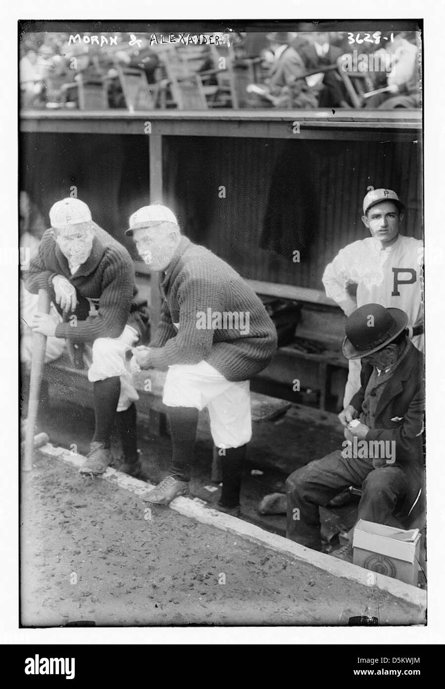 Dieses Bild zeigt Pat Moran, Manager der Philadelphia National League Baseballmannschaft, zusammen mit Grover Cleveland Alexander, einem Pitcher. Das Foto zeigt die beiden Männer in einer professionellen Umgebung, die wahrscheinlich Anfang des 20. Jahrhunderts aufgenommen wurde. Stockfoto