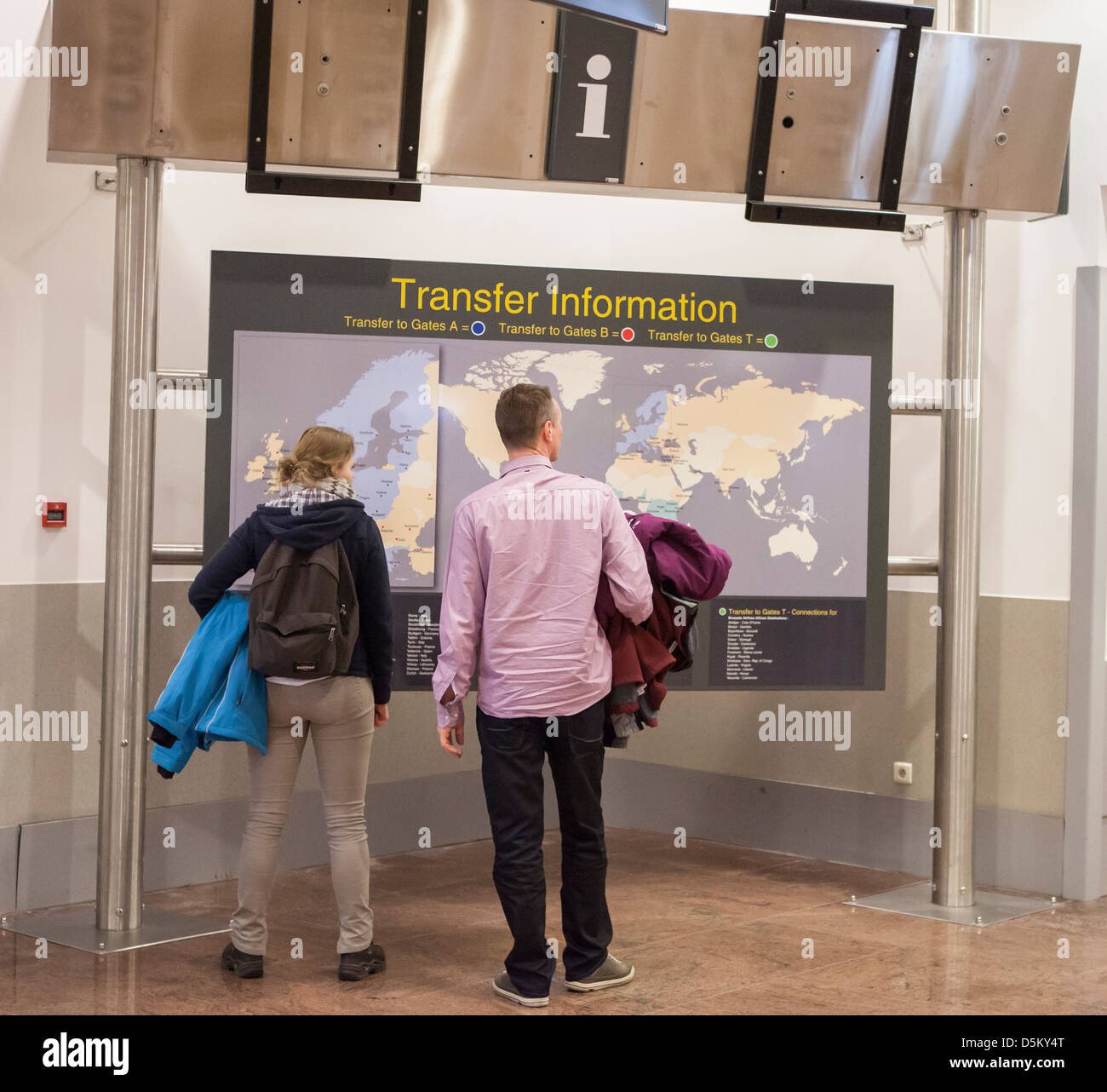 Blick auf Passagiere übertragen Informationstafel in Brussels Airport Stockfoto