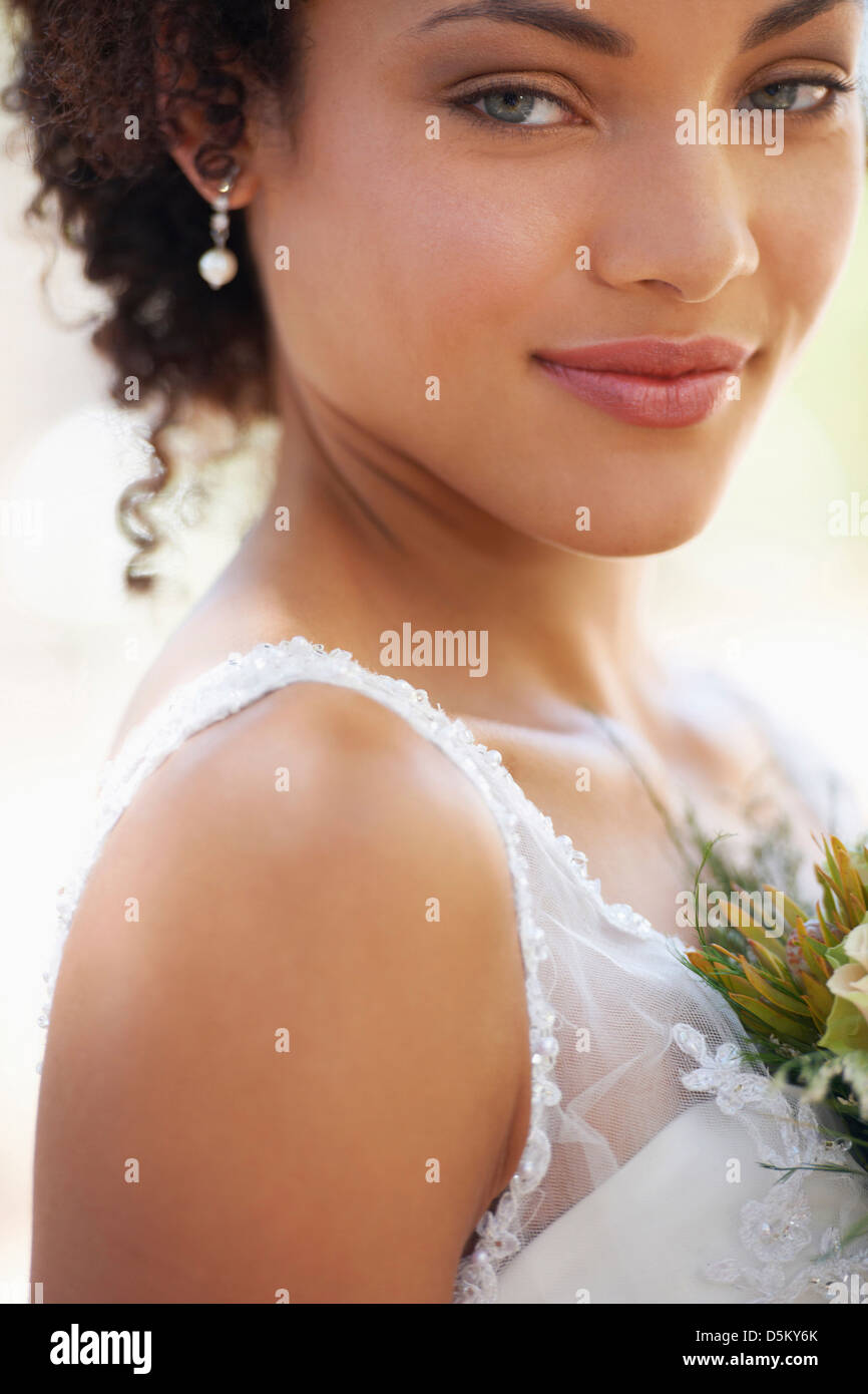 Porträt der Braut mit Blumenstrauß Stockfoto