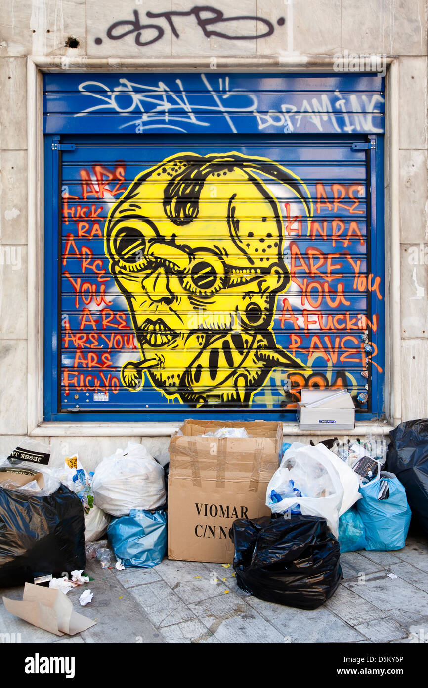 Graffiti und Müll auf der Straße. Stockfoto