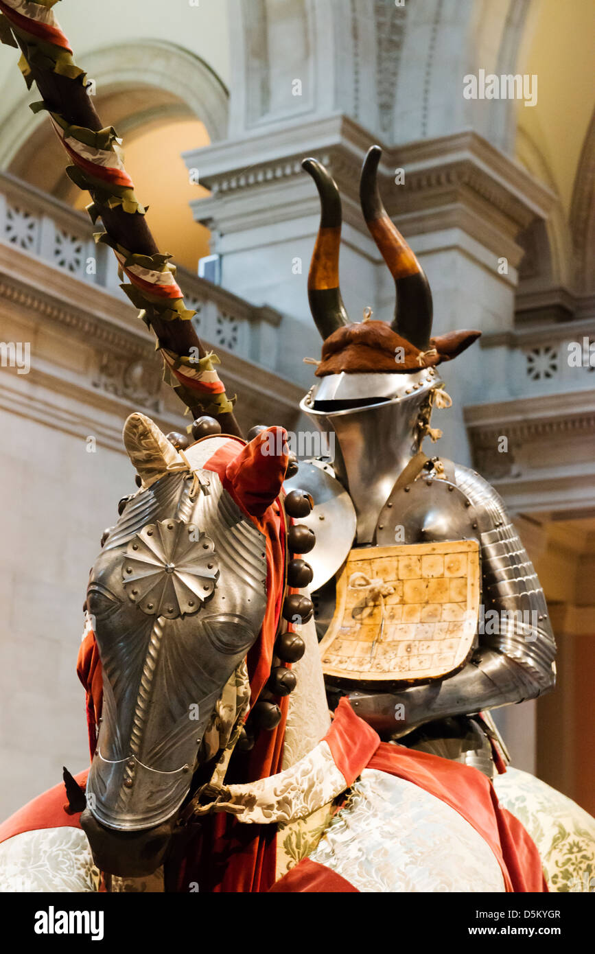 Anzeige der Rüstung auf Mensch und Pferd im Metropolitan Museum of Art. Stockfoto