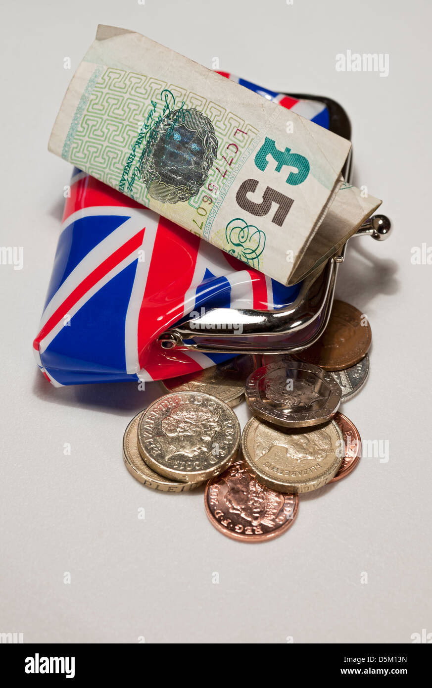 Nahaufnahme von Union Jack Geldbörse und englischem britischem Geldfinanzierungskonzept Haushaltsrechnungen Stockfoto