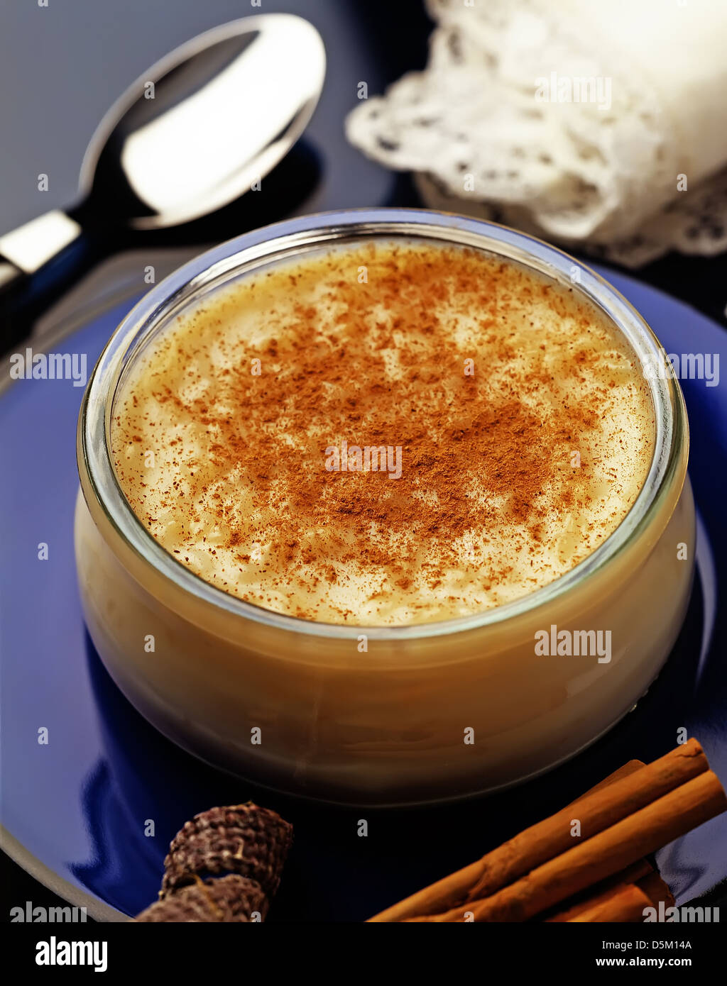 Typisch spanische kreative Küche mit Reis, Milch und Zimt Stockfoto