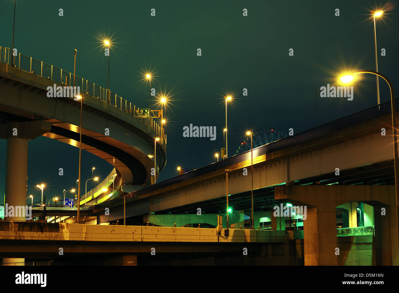 intensive Struktur von Tokio Autobahnanschluss an der Nachtzeit, Japan Stockfoto