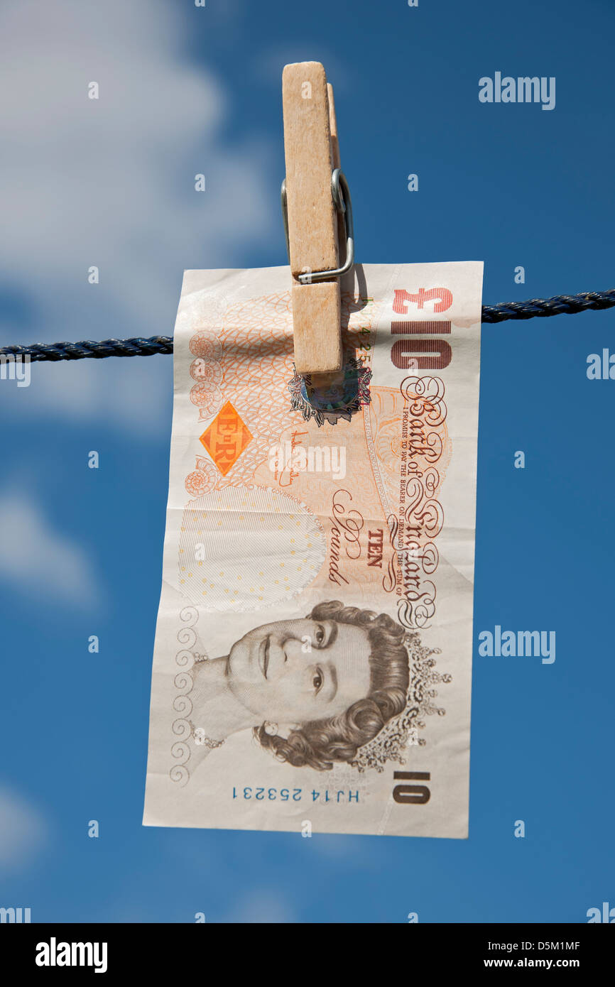 Nahaufnahme der englischen £10 10 Pfund Note an gebunden Wäscheleine zur Veranschaulichung des Geschäftskonzepts Geldwäsche England Großbritannien Vereinigtes Königreich Großbritannien Stockfoto