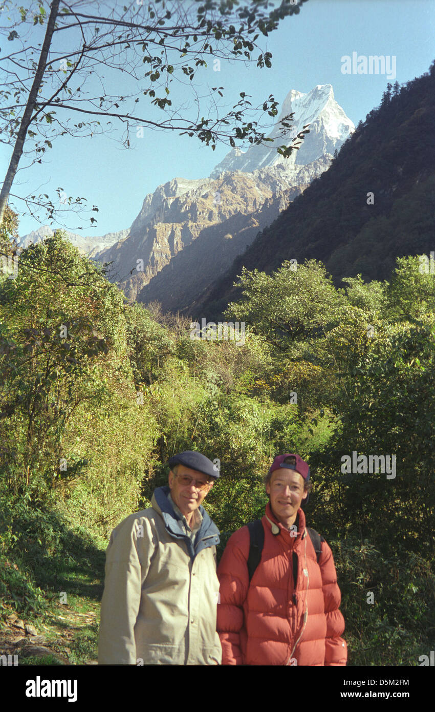 David Keith Jones und Mark im Bambus-Wald mit Blick auf Machhapuchhre am Annapurna circuit Chomrong Nepal Himalaya Stockfoto