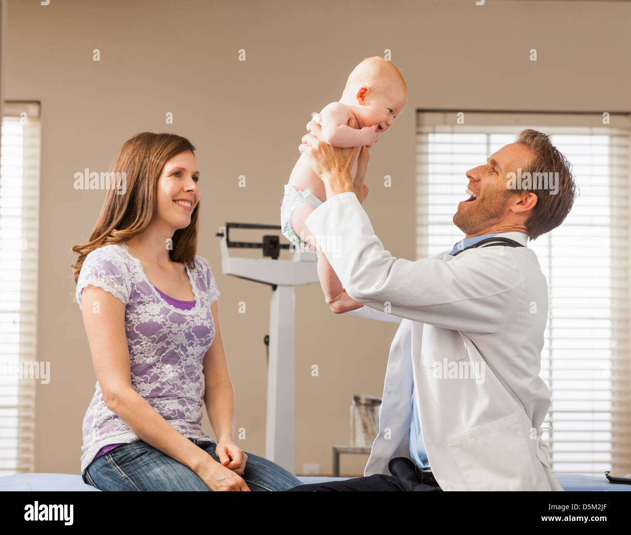 Mutter mit Sohn (2-5 Monate) in der Arztpraxis Stockfoto