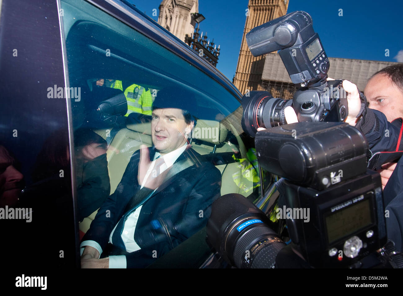 George Osborne, Kanzler des Finanzministeriums verlassen den Houses of Parliament, während Presse fotografieren durch seine Autofenster Stockfoto