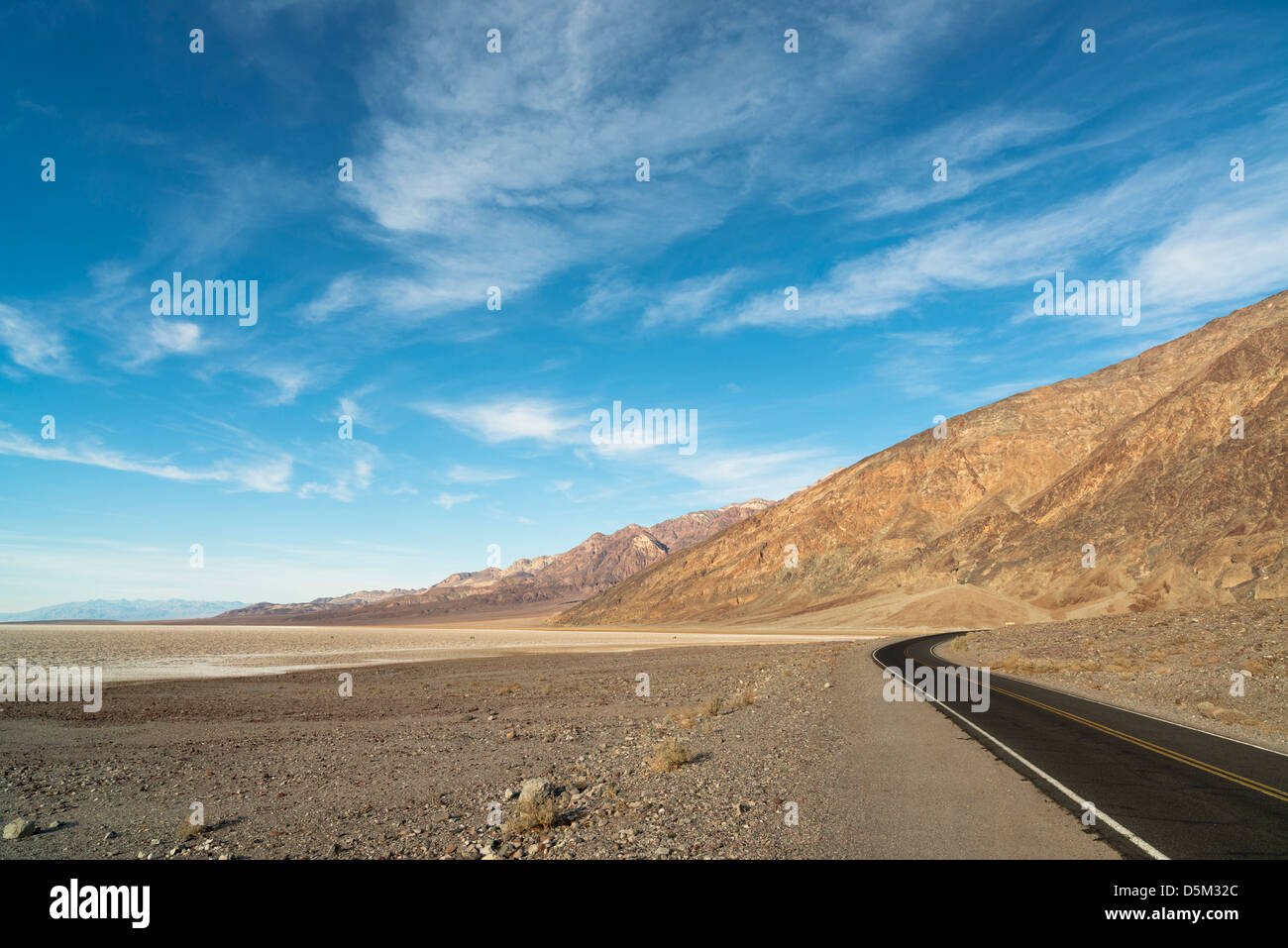 USA, California, Death Valley Road auf Wüste Stockfoto