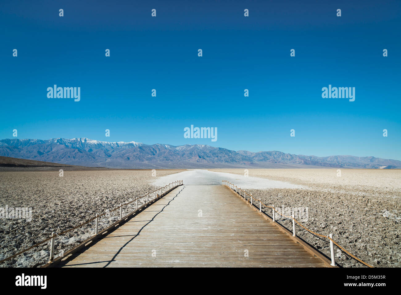 USA, Kalifornien, Death Valley, hölzerne Pier auf Wüste Stockfoto