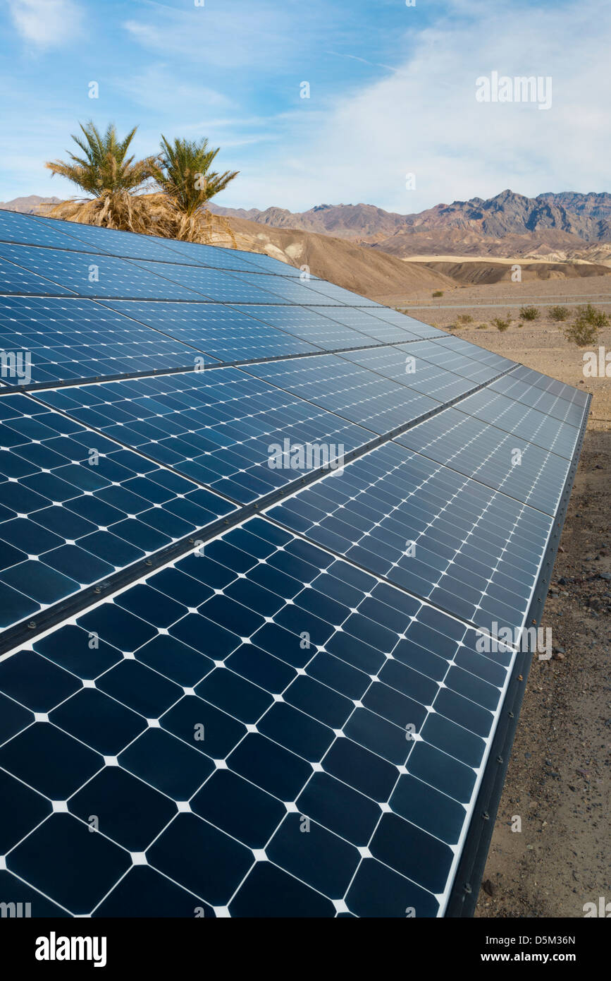 USA, Kalifornien, Death Valley, Solarzellen auf Wüste Stockfoto