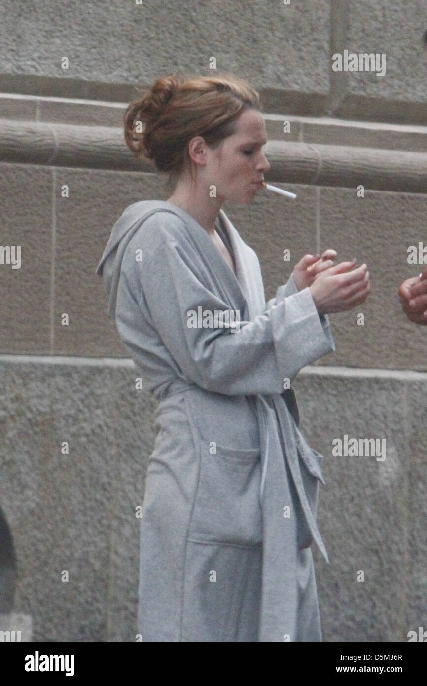 Karoline Herfurth Rauchen Einer Zigarette Wahrend Einer Pause Am Set Von Zettl Berlin Deutschland 19 04 2011 Stockfotografie Alamy