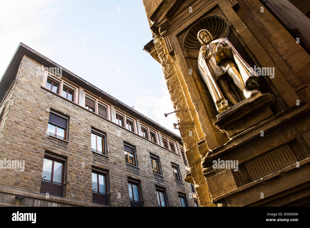 Statue von Giovanni Villani an der Fassade der Loggia del Mercato Nuovo. Stockfoto